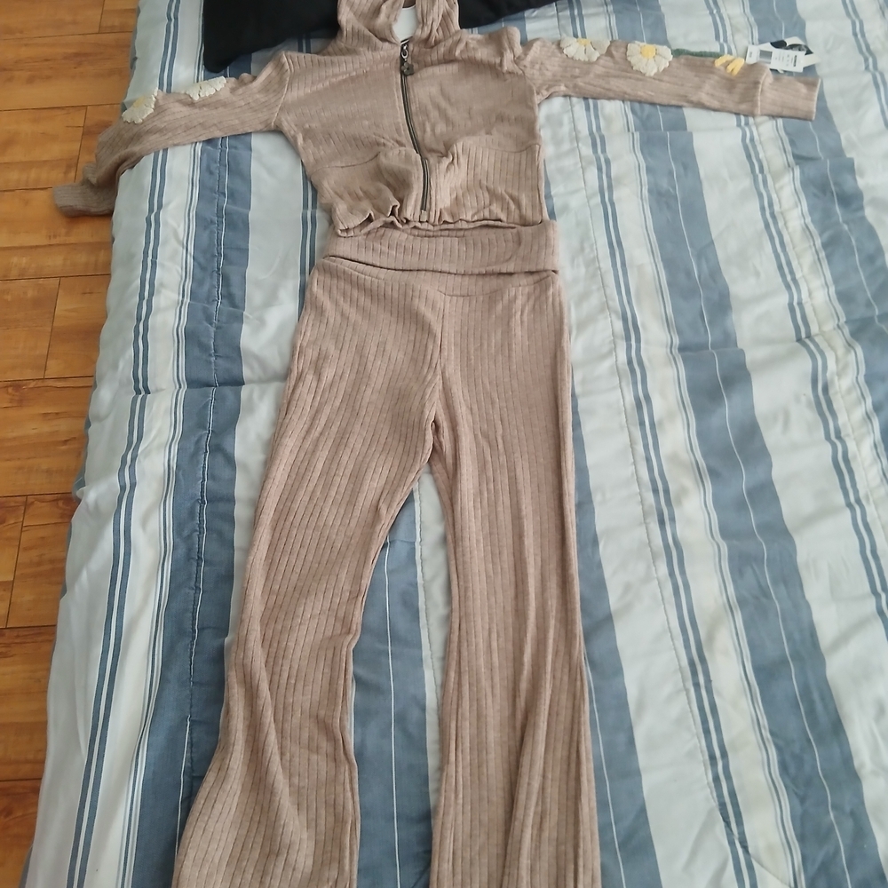 Tan Ribbed Two-Piece Set with Floral Sleeves - Picture 5 of 5